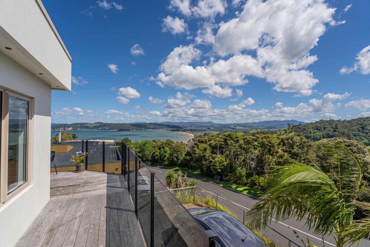 SEA VIEWS, ELEVATED, DOUBLE-GLAZED AND A SURPRISE! - Widok 2