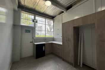 Well-positioned St Johns warehouse