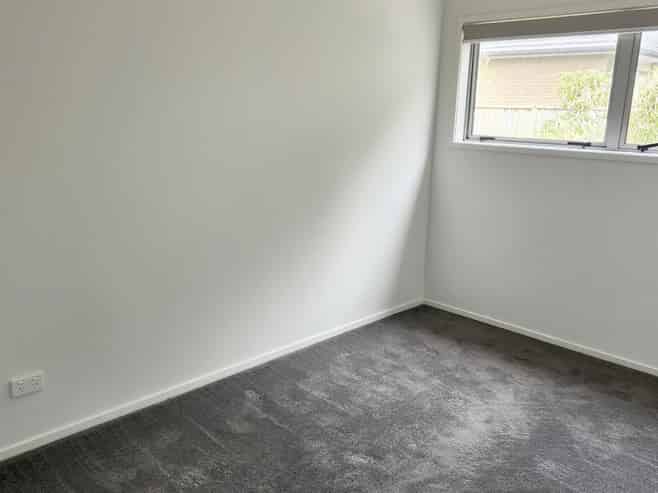 High stud warehouse with 2 bedroom apartment