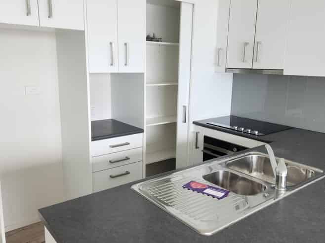 High stud warehouse with 2 bedroom apartment