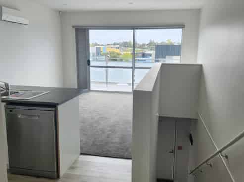 High stud warehouse with 2 bedroom apartment