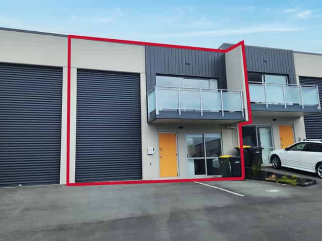 High stud warehouse with 2 bedroom apartment