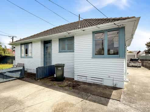 11 McBain Grove, Avalon