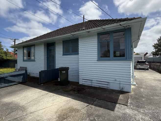 11 McBain Grove, Avalon