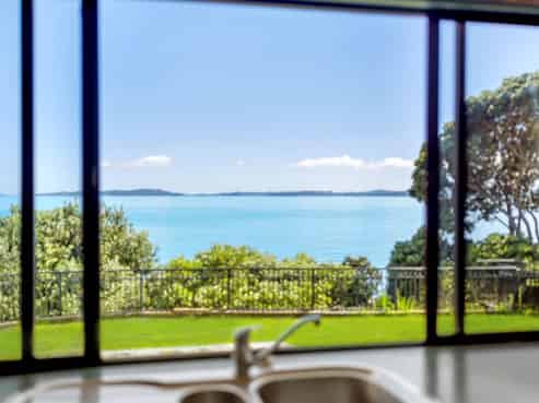 11 Hawke Crescent, Beachlands