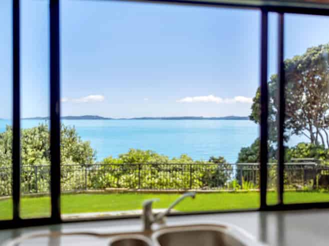 11 Hawke Crescent, Beachlands