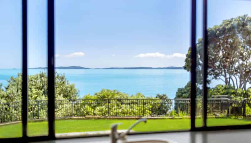 11 Hawke Crescent, Beachlands