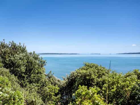 11 Hawke Crescent, Beachlands