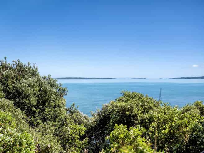 11 Hawke Crescent, Beachlands