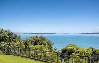 11 Hawke Crescent, Beachlands