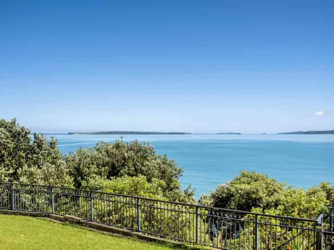 11 Hawke Crescent, Beachlands