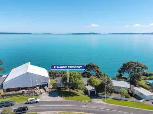 11 Hawke Crescent, Beachlands