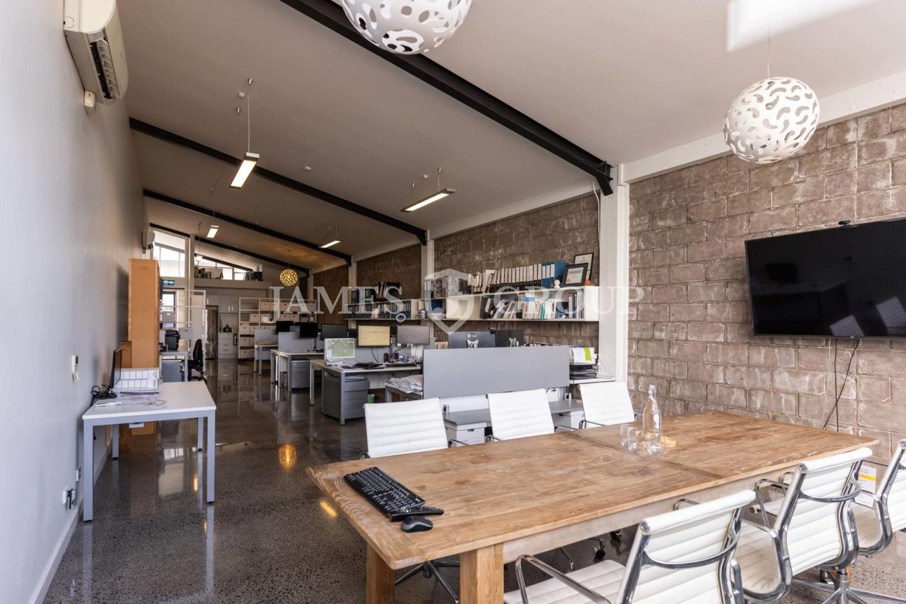 Sought-After City Fringe Space with Parking - Bild 2