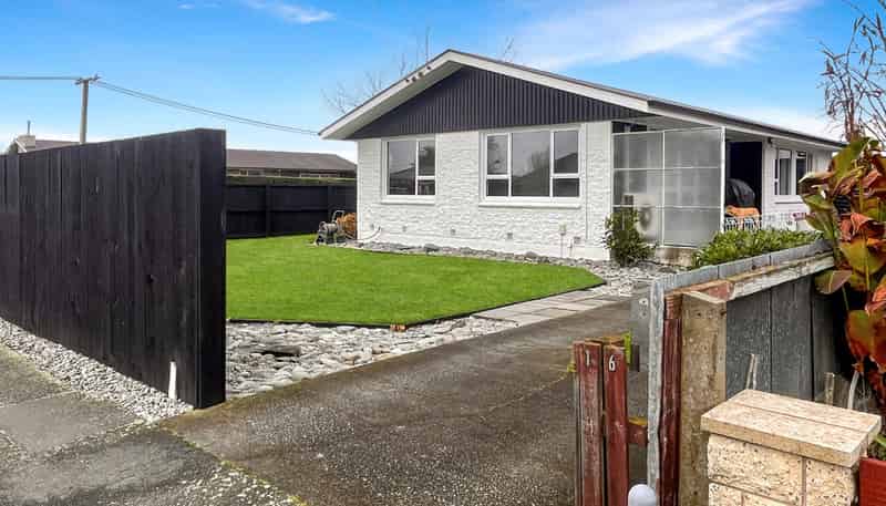 16 Daniels Road, Redwood