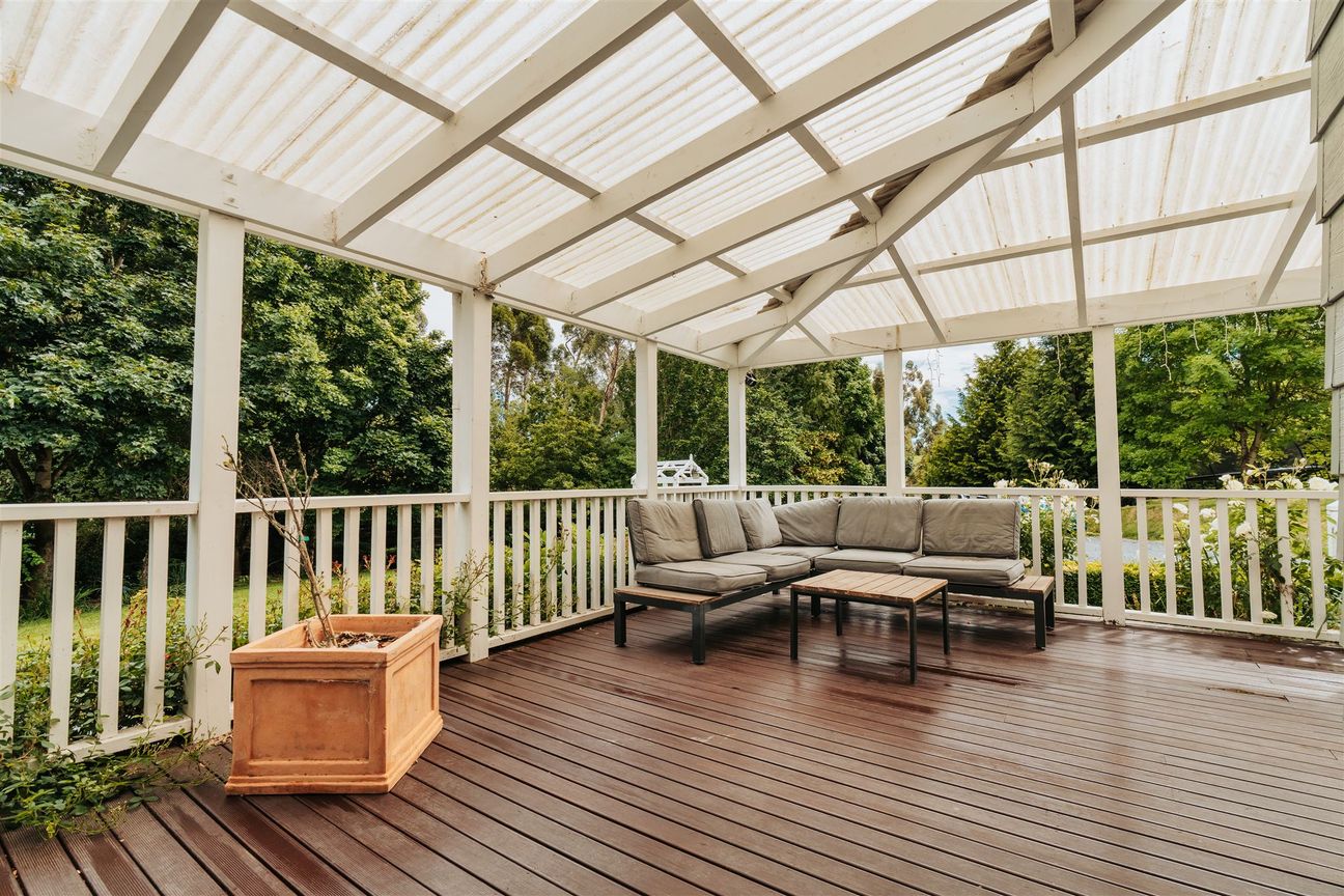 Secluded Lifestyle Just Minutes from Town - Vista 2