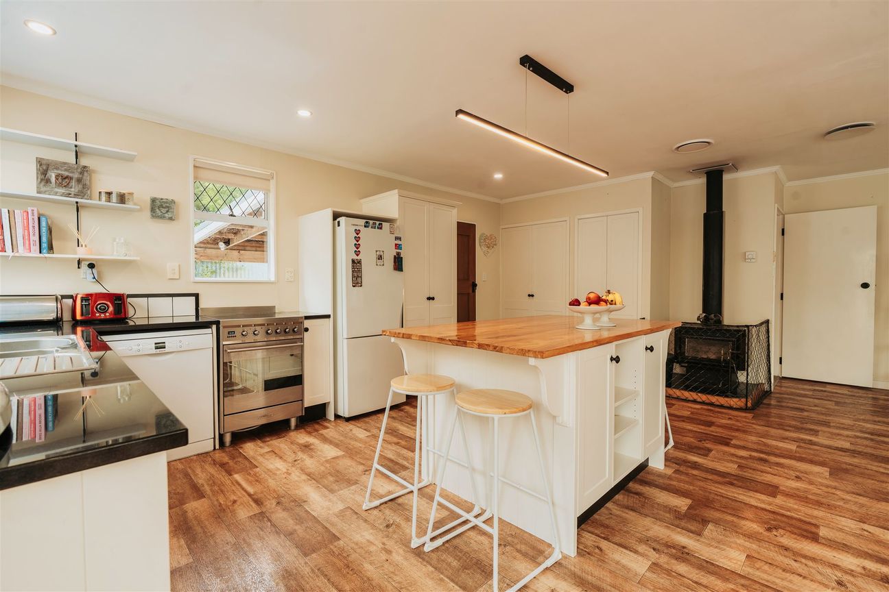 Secluded Lifestyle Just Minutes from Town - Vista 3