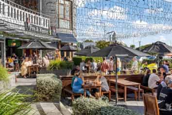 Major Retail Opportunity in a Busy Shopping Precinct