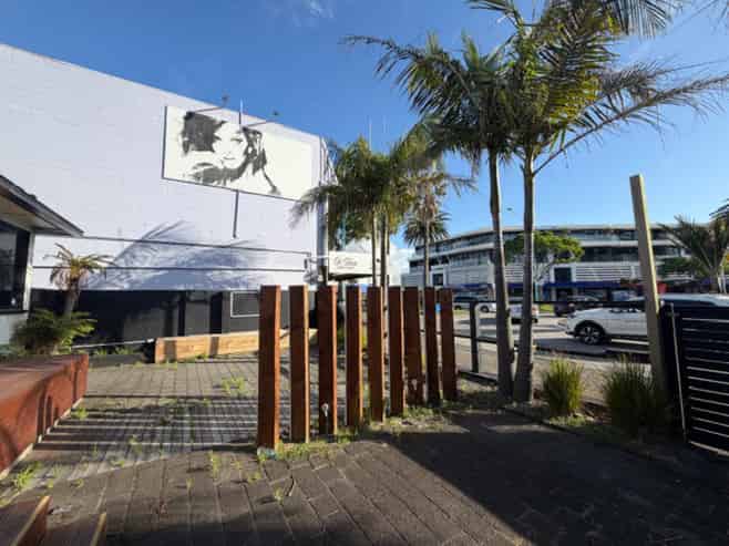 High exposure site - ideal hospitality or retail