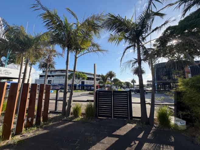 High exposure site - ideal hospitality or retail