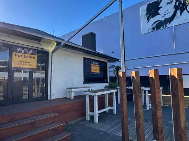 High exposure site - ideal hospitality or retail