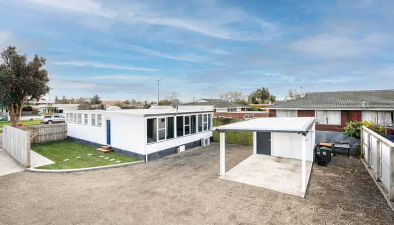 704 Pioneer Highway, Takaro