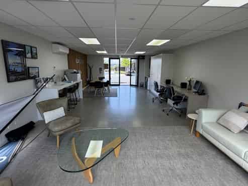 For lease - Desirable commercial suite