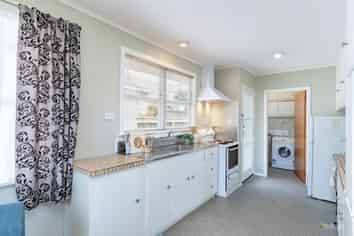 18 Mark Avenue, Paparangi