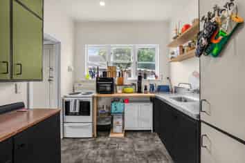 70 Hall Crescent, Epuni