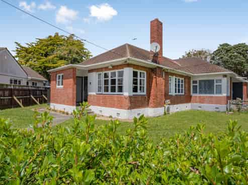 70 Hall Crescent, Epuni