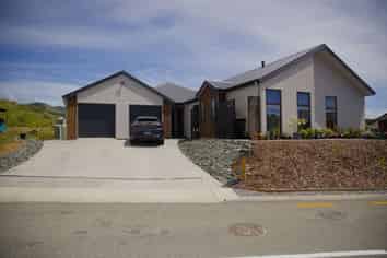 1 Hill Tops Way, Stoke