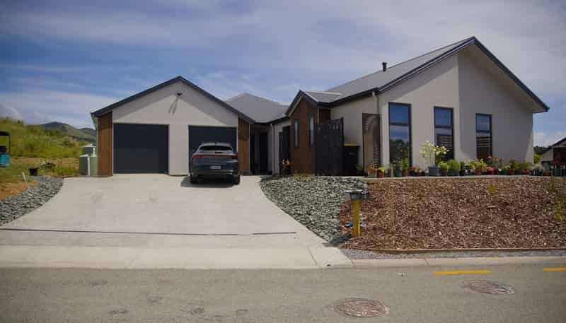 1 Hill Tops Way, Stoke