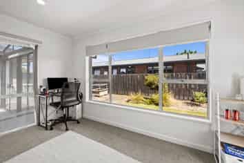 8 Woodham Drive, Allenton