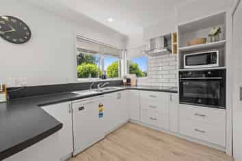 8 Woodham Drive, Allenton