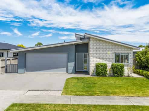 18 Corsair Crescent, Burleigh