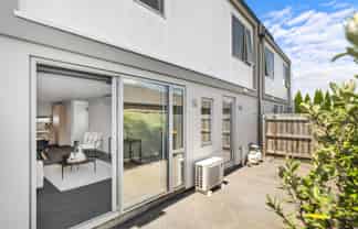 2/372 Worcester Street, Linwood