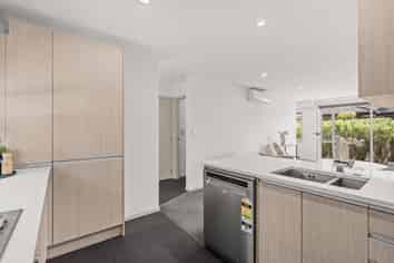 2/372 Worcester Street, Linwood