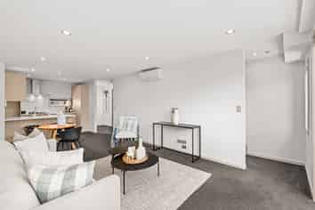2/372 Worcester Street, Linwood