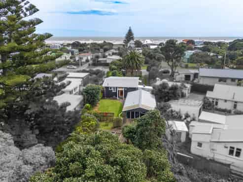 8 The Avenue, Otaki Beach