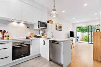 7/241 Don Buck Road, Massey