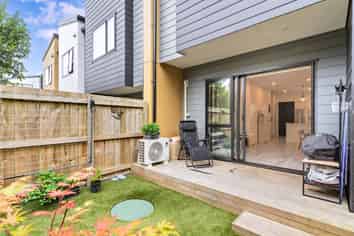 7/241 Don Buck Road, Massey