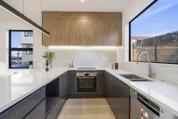 8/16 Binsted Road, New Lynn