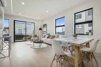 8/16 Binsted Road, New Lynn