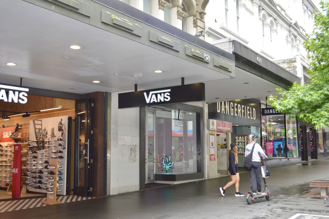 Spacious Retail on Queen Street | 218m² - Vista 6