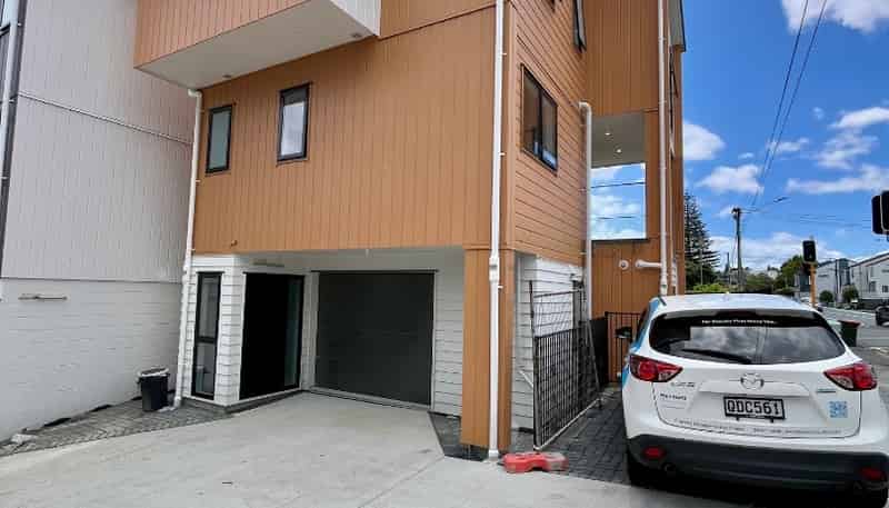 1/2145 Great North Road, Avondale