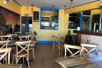 CAFE/RETAIL SHOP IN PRIME LOCATION
