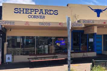 CAFE/RETAIL SHOP IN PRIME LOCATION
