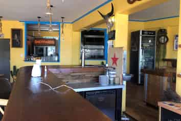 CAFE/RETAIL SHOP IN PRIME LOCATION
