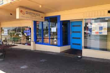 CAFE/RETAIL SHOP IN PRIME LOCATION
