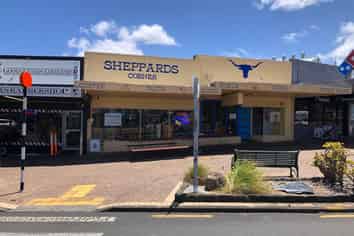 CAFE/RETAIL SHOP IN PRIME LOCATION
