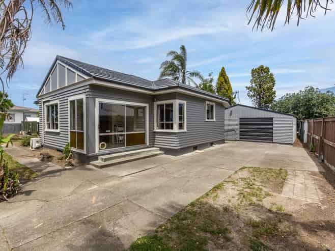 1026 Frederick Street West, Mahora